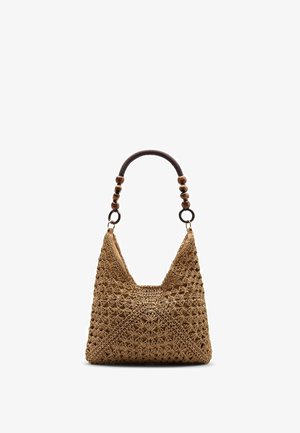 Braune gewebte Tragetasche mit strukturiertem Muster, ausgestattet mit einem gebogenen Griff, der in dunklem Material mit Holzperlenakzenten umwickelt ist.
