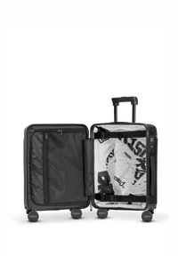 Czarna walizka z zamknięciem na zamek błyskawiczny, teleskopową rączką, czterema kółkami oraz podzielonym wnętrzem wyłożonym wzorzystą tkaniną.