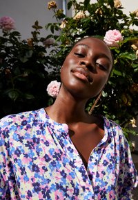 ARMEDANGELS MADITHAA MULTI FLORAL - Jurk - light lime