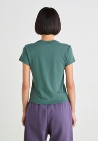 Nike Sportswear Navadna majica - vintage green