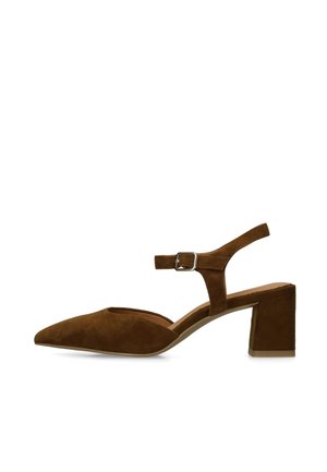 Bruin suède damesschoen met hak, puntige neus, enkelbandje, zilveren gesp en blokhak.