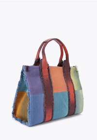 Borsa a tote colorata in denim, con un design a mosaico con bordi sfilacciati, due manici superiori e una chiusura con zip.