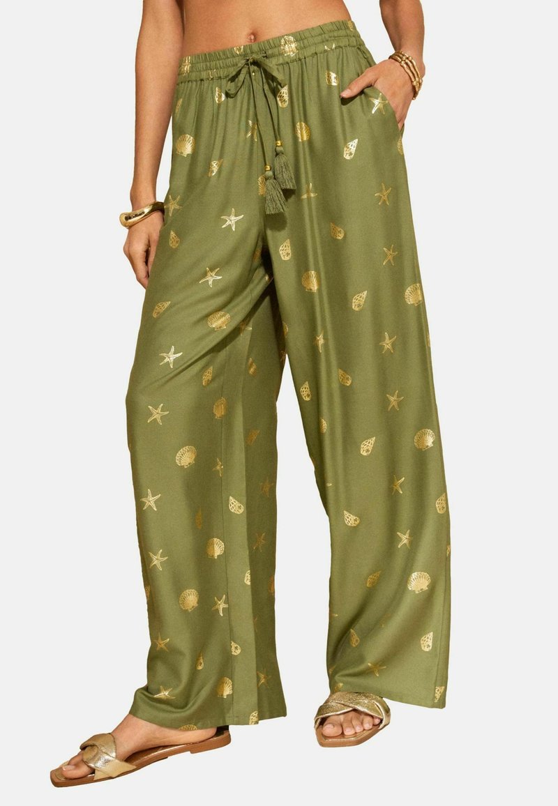 Olivengrønne bukser med brede ben og snøre i taljen, prydet med guldmønstre af skaller og søstjerner. Blødt stof med en glat tekstur.