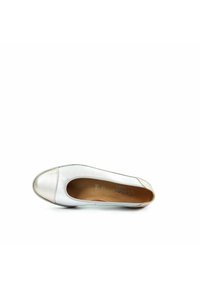 Zapato plano plateado y blanco con puntera redonda, punta metálica y parte superior de cuero suave. La plantilla es de color marrón con detalles sutiles de marca.