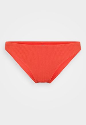 Roter Bikiniunterteil aus geripptem Stoff. Verfügt über ein niedrig geschnittenes Design und einen elastischen Bund. Glatte Textur mit minimalen Nahtdetails.