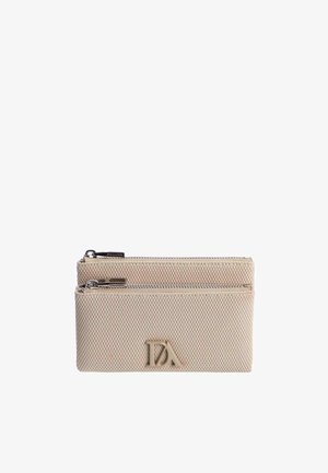 Bolsa beige con textura y cremallera, con dos compartimentos y un pequeño logotipo en relieve en la parte delantera sobre un fondo blanco.