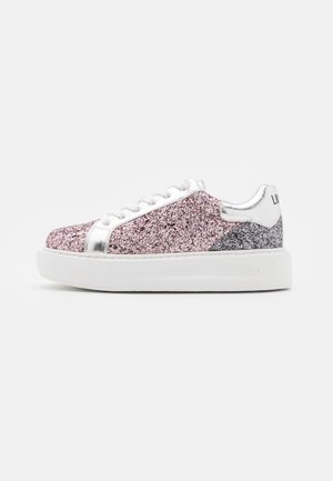 Zapatilla de plataforma baja con parte superior de purpurina rosa y plateada, cordones blancos y suela blanca, mostrada de lado sobre un fondo liso.