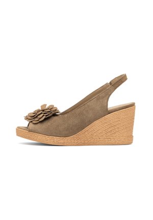 Brązowy zamszowy sandał na koturnie z kwiatową ozdobą z przodu oraz plecioną teksturą na platformie i obcasie, z odkrytym noskiem i paskiem wokół pięty.