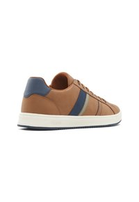Braune Ledersneaker mit einem marineblauen Akzent, ausgestattet mit einem gestreiften Design, rundem Zehenbereich und weißer Gummisohle.
