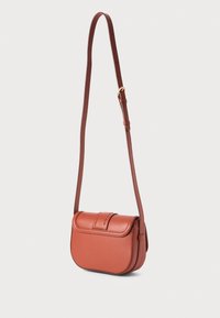 Borsa a tracolla in pelle marrone di forma rotonda, con chiusura a patta e tracolla regolabile con un accento in metallo dorato.