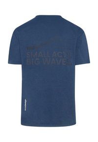 Granatowa bawełniana koszulka z krótkim rękawem, z napisem "MAŁE CZYNNOŚCI, WIELKIE FALY." nadrukowanym ciemnym tuszem na plecach.