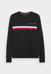 Sudadera negra de mangas largas, con un diseño de rayas horizontales en rojo, blanco y azul marino. Texto del logo "TOMMY HILFIGER" en blanco sobre las rayas.