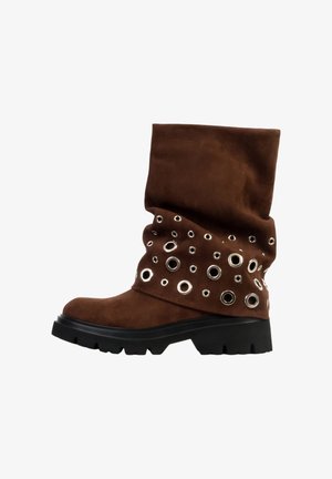 Bottine en suède marron avec un design décontracté, dotée d'œillets métalliques et d'une semelle en caoutchouc noire épaisse avec une prise texturée.