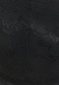 Schwarzer Spitzenstoff mit floralen Mustern und strukturierter Optik. Das Design kombiniert glatte und netzartige Elemente.