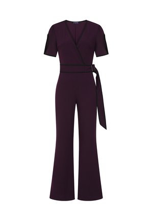 Lilla jumpsuit med en omslag design, korte ærmer, brede ben og sorte detaljer. Har en bæltestrop i taljen og en glat tekstur.