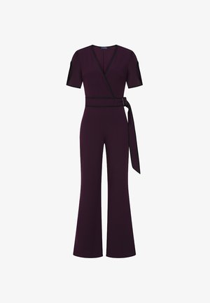 Combinaison violet avec un design enveloppant, manches courtes, jambes larges et accents noirs. Dotée d'une taille ceinturée et d'une texture lisse.
