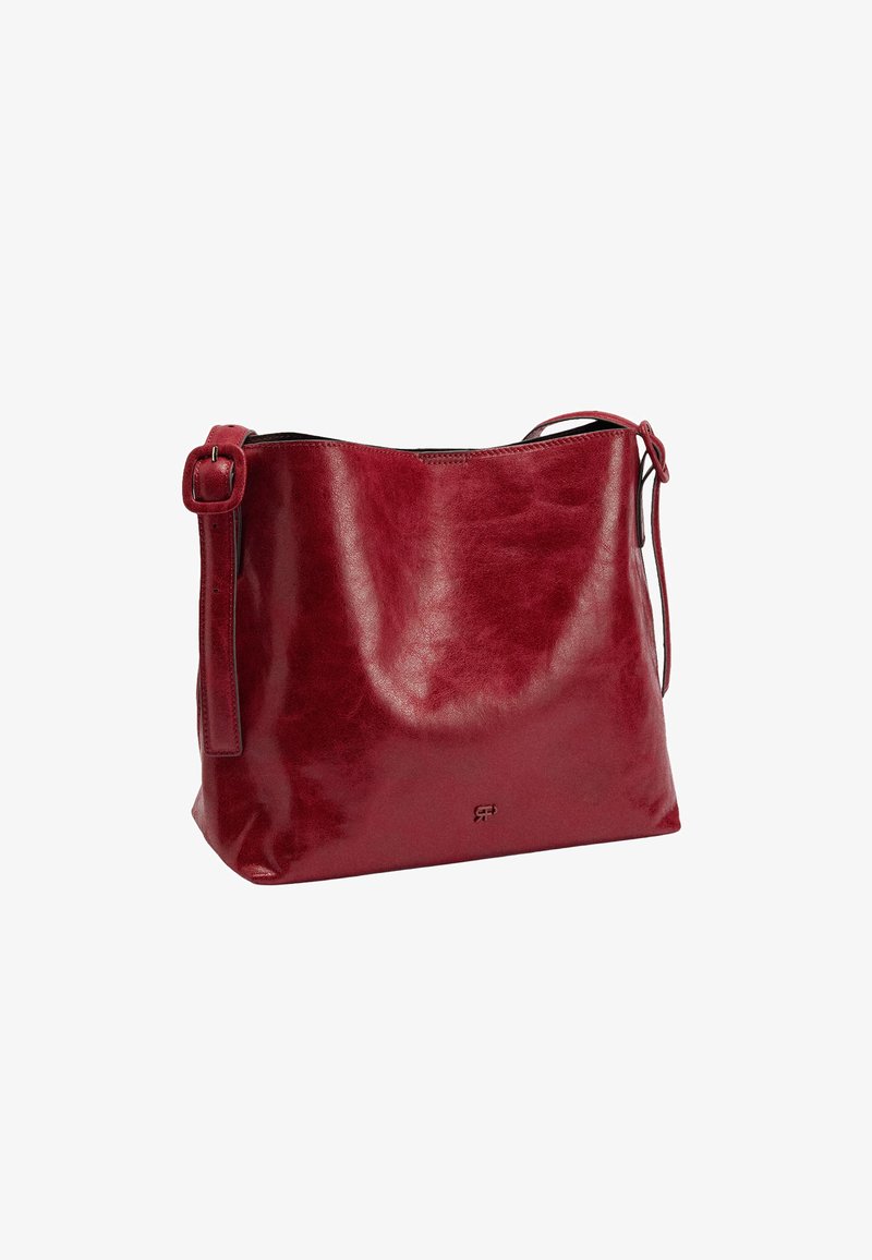 Czerwona skórzana torba na ramię o gładkiej fakturze, z regulowanym paskiem i prostym, minimalistycznym designem. Z przodu znajduje się subtelne logo.