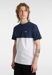 Vans - COLORBLOCK TEE - Printtipaita - white/dress blues Pienoiskuva 1