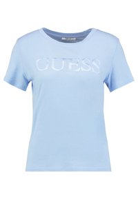Světle modré bavlněné tričko s krátkými rukávy a kulatým výstřihem; na hrudi má vyvýšený bílý nápis „GUESS“.}}