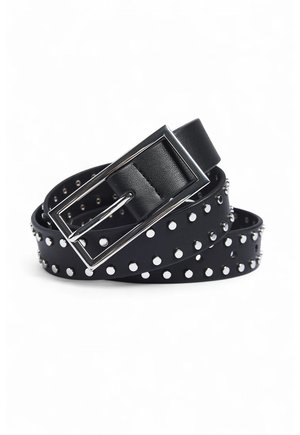 Sort læderbælte rullet sammen med sølv rektangulært spænde og jævnt fordelt sølvnitter langs hele længden på en hvid baggrund.