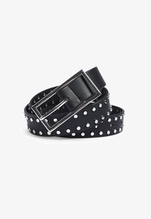 Cinturón de cuero negro enrollado con hebilla rectangular plateada y tachuelas plateadas uniformemente espaciadas a lo largo de su longitud sobre un fondo blanco.