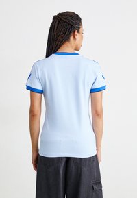 adidas Originals GRAPHIC BADGE SLIM 3-STRIPES - Triko s potiskem - clear sky