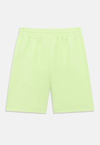 Shorts avec ceinture élastique vert clair, en tissu lisse et à ourlet droit, présentés à plat sur un fond blanc.