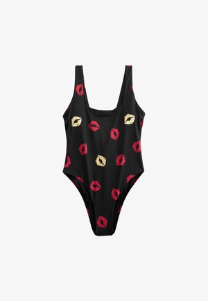 Maillot de bain une pièce noir avec des bretelles larges, orné d'un motif éparpillé d'impressions de lèvres rouges et dorées, fabriqué à partir d'un tissu extensible et lisse.