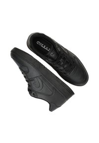 Baskets en cuir noir avec un bout arrondi, un design bas, des détails perforés et une semelle en caoutchouc texturée. Fermeture à lacets.