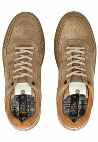 Béžové semišové tenisky s perforovanými detaily, světle hnědými akcenty a béžovými tkaničkami. Obsahují kontrastní vzorovanou stélku a logo štítek.