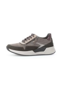 Zapatillas de ante gris con un diseño texturizado. Las características incluyen una entresuela blanca, una suela de goma oscura y un detalle de cremallera en el lateral.