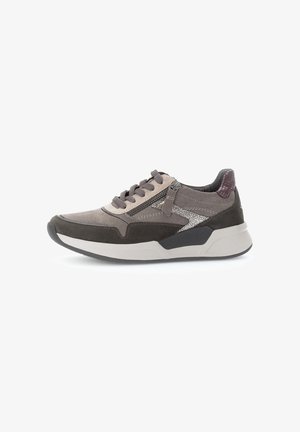 Baskets en nubuck gris avec un design texturé. Les caractéristiques incluent une semelle intermédiaire blanche, une semelle extérieure en caoutchouc foncé et un accent zippé sur le côté.