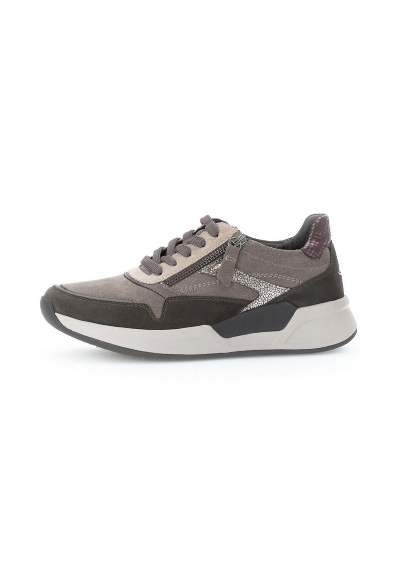 Zapatillas de ante gris con un diseño texturizado. Las características incluyen una entresuela blanca, una suela de goma oscura y un detalle de cremallera en el lateral.