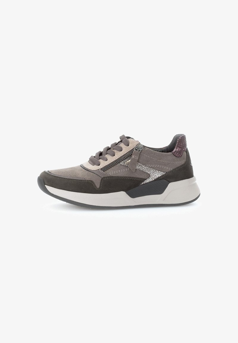 Sneakers in suede grigio con un design testurizzato. Tra le caratteristiche ci sono una suola intermedia bianca, una suola in gomma scura e un accento con zip sul lato.