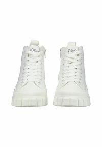 Zapatillas altas blancas con superficie texturizada, cordones prominentes, tirador trasero y suela de goma gruesa con surcos.