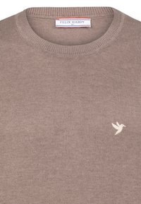 Bruine gebreide trui met een ronde hals, voorzien van een klein wit kolibrie-logo aan de linkerkant en geribbelde manchetten en zoom.