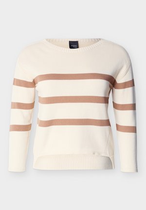 Džemper boje kreme s tri horizontalne svijetlosmeđe pruge preko prsa i ruku, s okruglim izrezom i dugim rukavima.