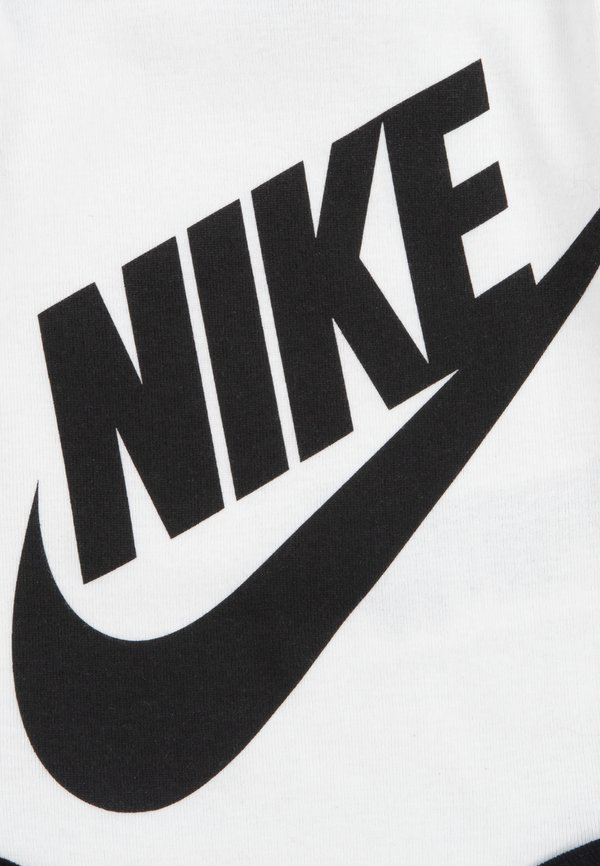 FUTURA LOGO HAT BOOTIE BABY SET - Baby gifts3