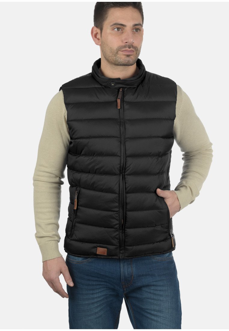 Schwarze Steppweste mit hohem Kragen, Reißverschluss und horizontalem Steppmuster. Enthält braune Lederakzente und Seitentaschen.