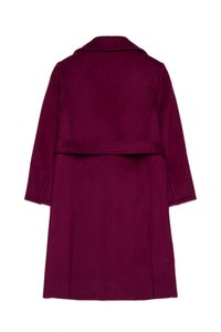 Burgundská vlnená bunda so striedmym siluetou, s klopami, dlhými rukávmi a opaskom v páse. Má čistý, minimalistický dizajn.