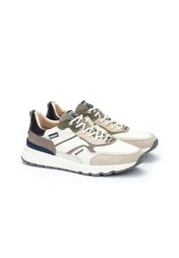 Zapatillas de deporte con cordones en una combinación de cuero y ante en tonos beige, marrón y crema. Presentan una suela de goma texturizada y sutiles detalles a rayas.
