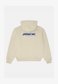 Sudadera de algodón beige con capucha ajustable, que presenta un logo bordado azul "AVX" y el texto "AVIREX DEPT." en la parte posterior. Textura suave.