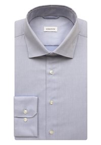 Lys blå skjorte laget av bomullsblanding, med klassisk krage, lange ermer og knapper ved mansjettene, samt subtil tekstur og polerte knapper.