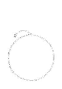 Collar de cadena de plata con eslabones alargados, textura suave y una etiqueta colgante con el logo de la marca. Diseño simple y minimalista.