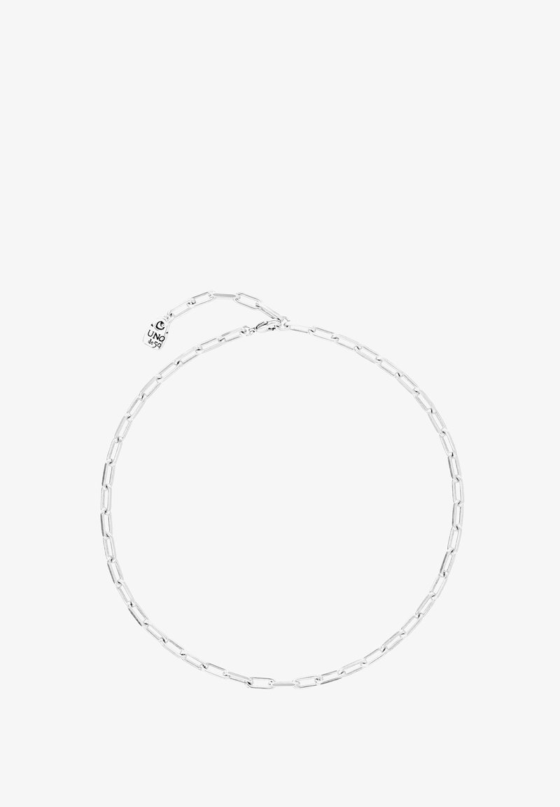 Collar de cadena de plata con eslabones alargados, textura suave y una etiqueta colgante con el logo de la marca. Diseño simple y minimalista.