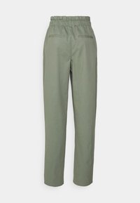 Calças de algodão verdes com uma cintura elástica, design de perna reta e dois bolsos traseiros. Textura suave e estilo minimalista.