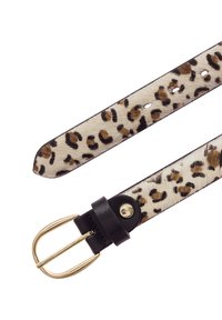 Pasek w print leopardzi, wykonany z teksturowanej tkaniny z czarnymi skórzanymi akcentami i złotym metalowym klamrą. Posiada wiele otworów do regulacji.