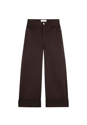 Jeans marrone scuro a gamba larga con orli risvoltati, bottone frontale, passanti per cintura e tasche anteriori su sfondo bianco.