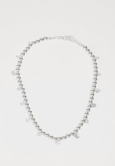 Colier din mărgele argintii, cu mărgele metalice rotunde alternate și accente de cristal transparent, dotat cu un sistem de prindere sigur și o extensie a lanțului.