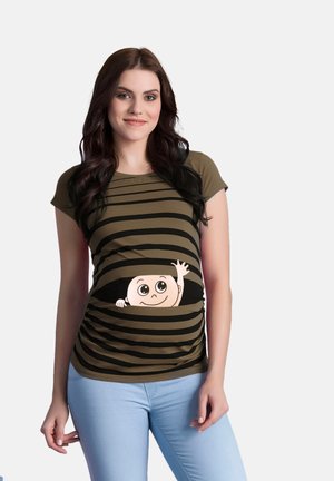 Olivengrünes gestreiftes Umstandsshirt mit einem Cartoon-Baby, das durch eine runde Aussparung schaut, in enganliegendem Schnitt und mit kurzen Ärmeln.